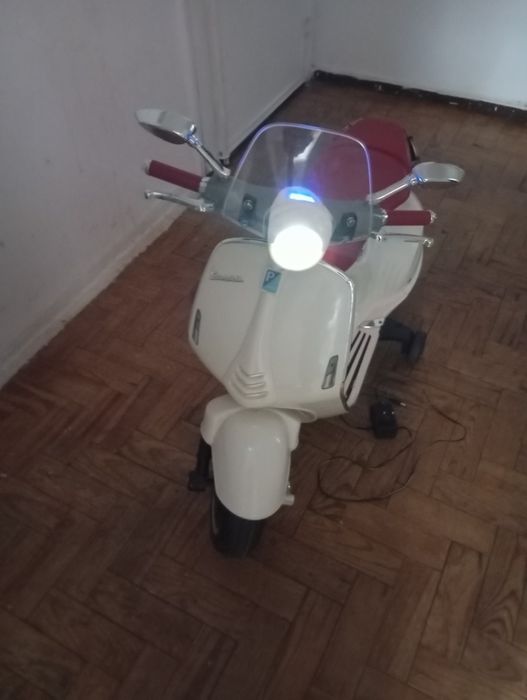 Mini vespa elétrica para criança com sistema de som melhor