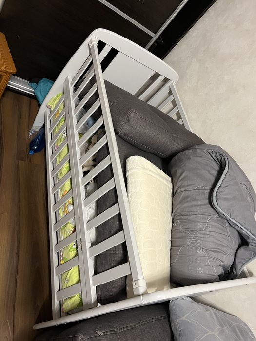 Продам кроватку и коляску срочно