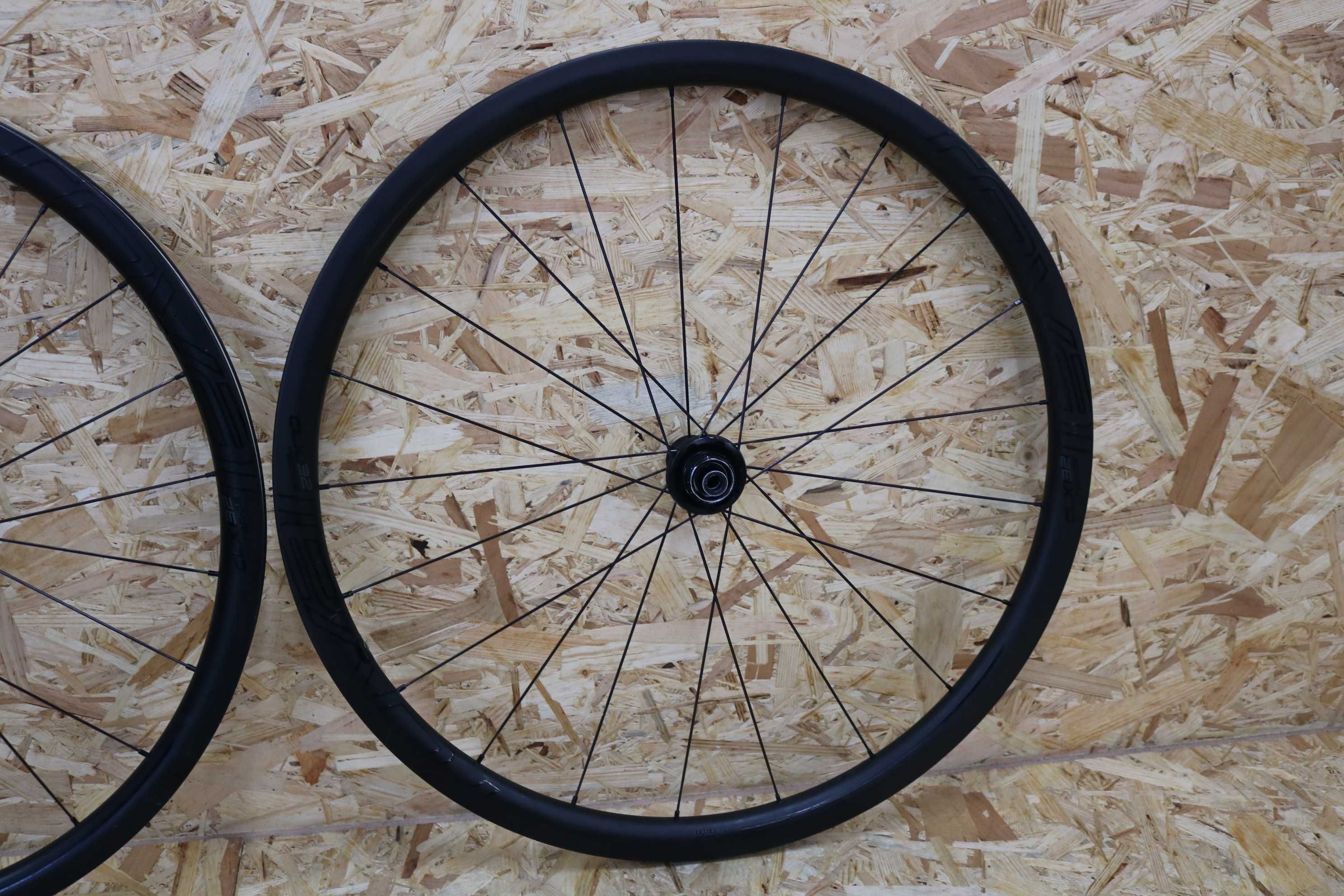 Rodas disco Roval CLX 32 - tubeless ou câmara