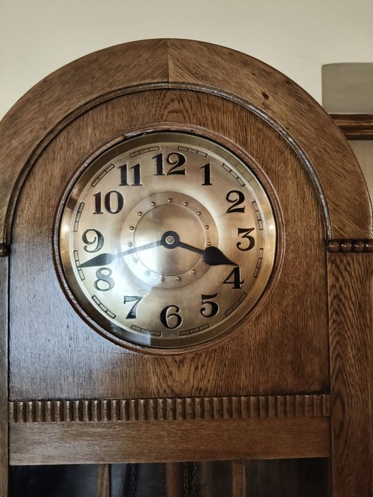 Zadbany zegar stojący