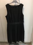 Vestido preto com plissado e costas abertas