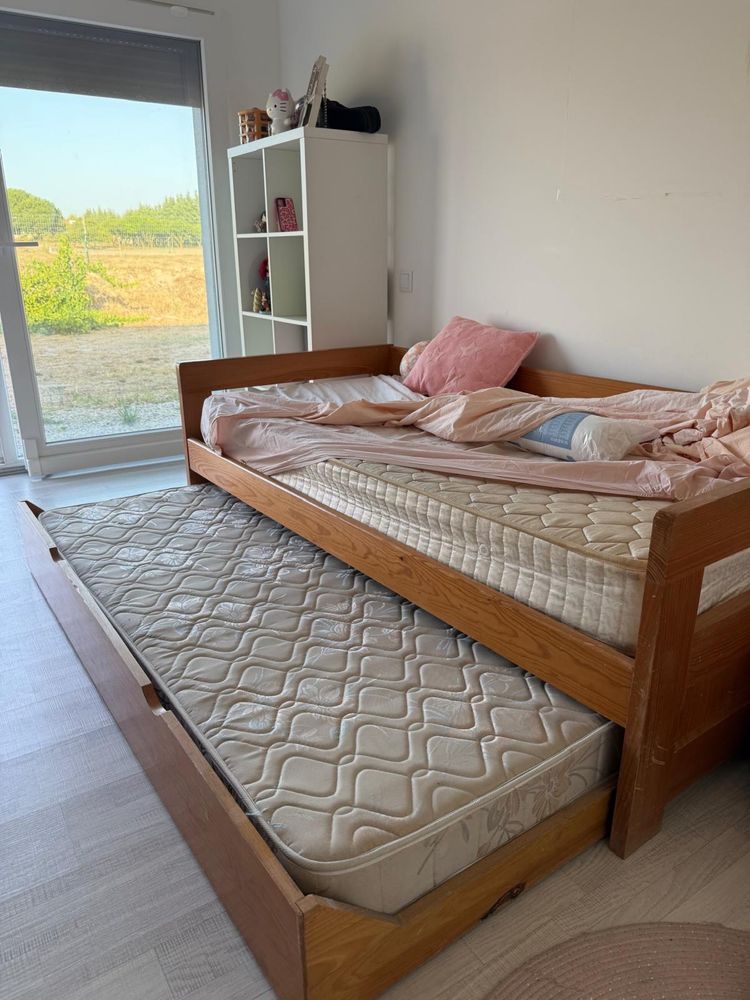 Cama com segunda cama em gaveta