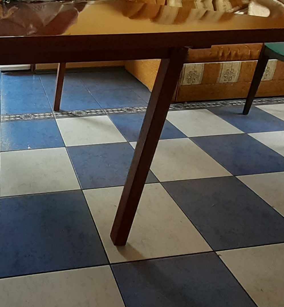 Lakierowany drewniany stół rozsuwany