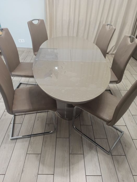 сучасні стільчики та стіл