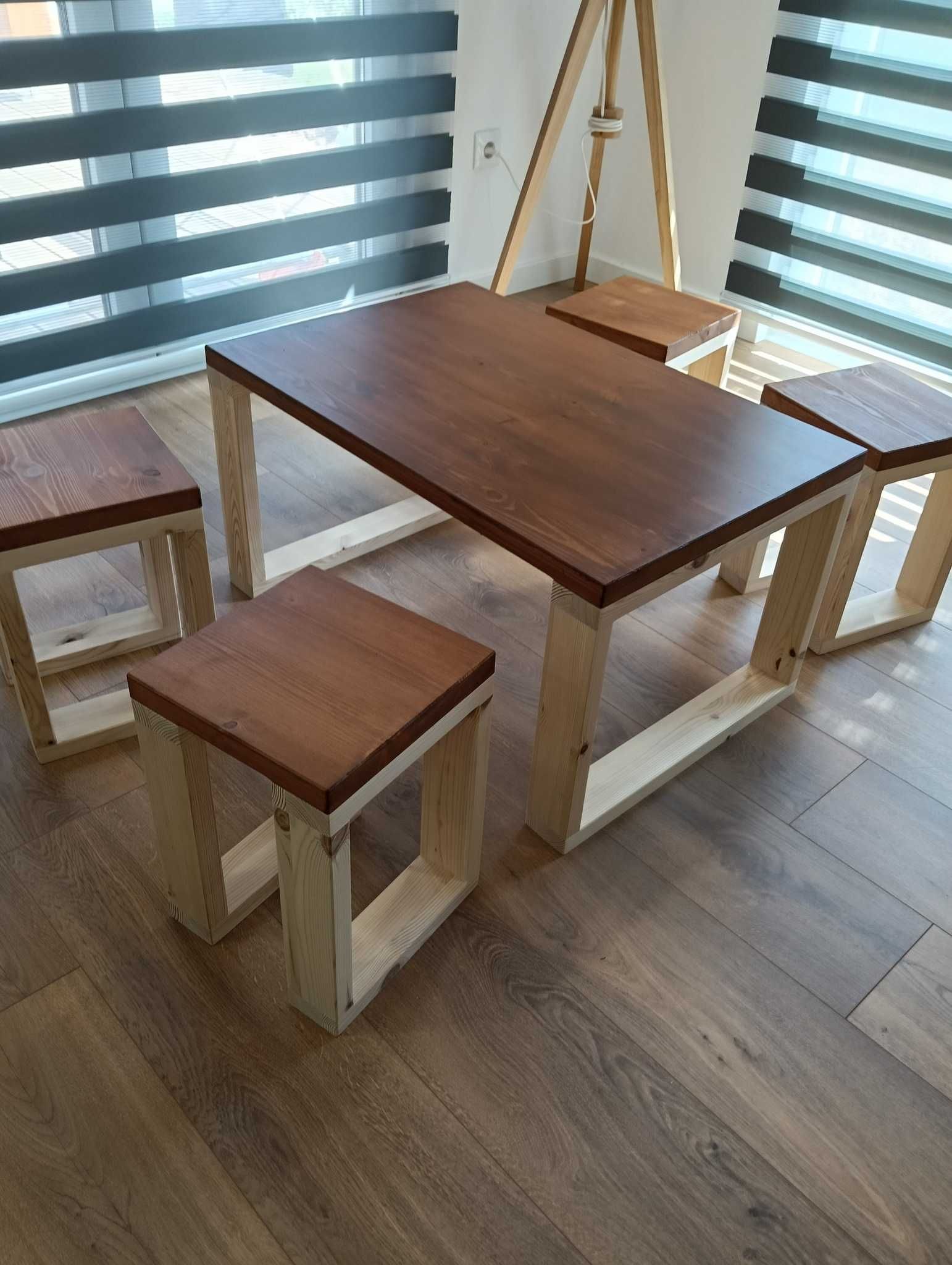 Mesa Baixa + 4 Bancos em Madeira – Cor Pinho Natural e Carvalho Escuro