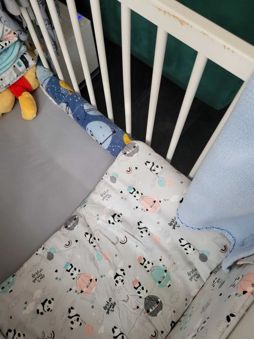 Łóżeczko dla dzieci Drewex szary w gwiazdki z szufladą i materacem