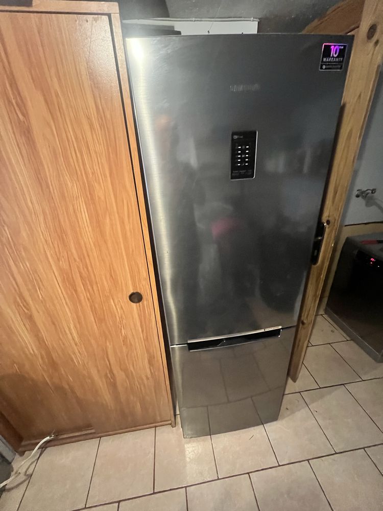 Lodówka firmy Samsung.  Model: RB29FERNCSS
