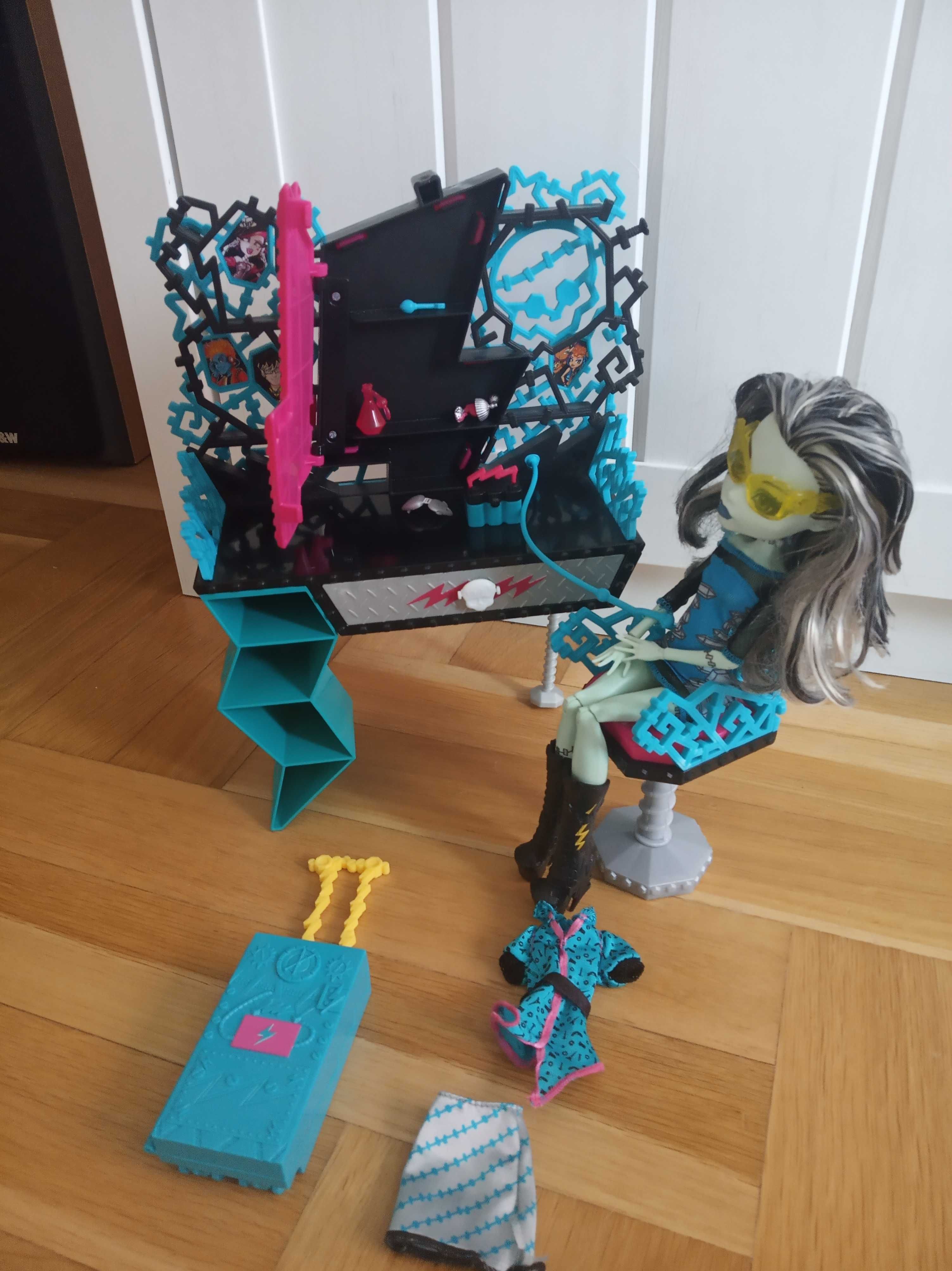 Frankie Stein Monster High lalka toaletka i zestaw podróżny