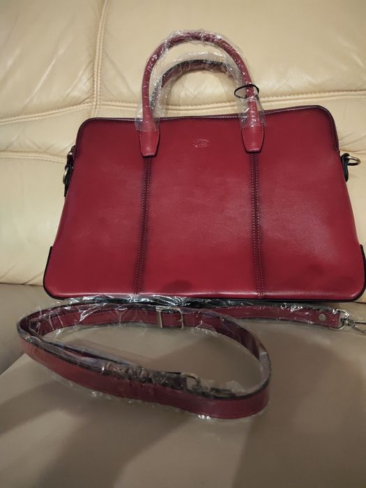 Продається нова сумка з натуральної шкіри.

Розмір:36×26×11см.

Виро