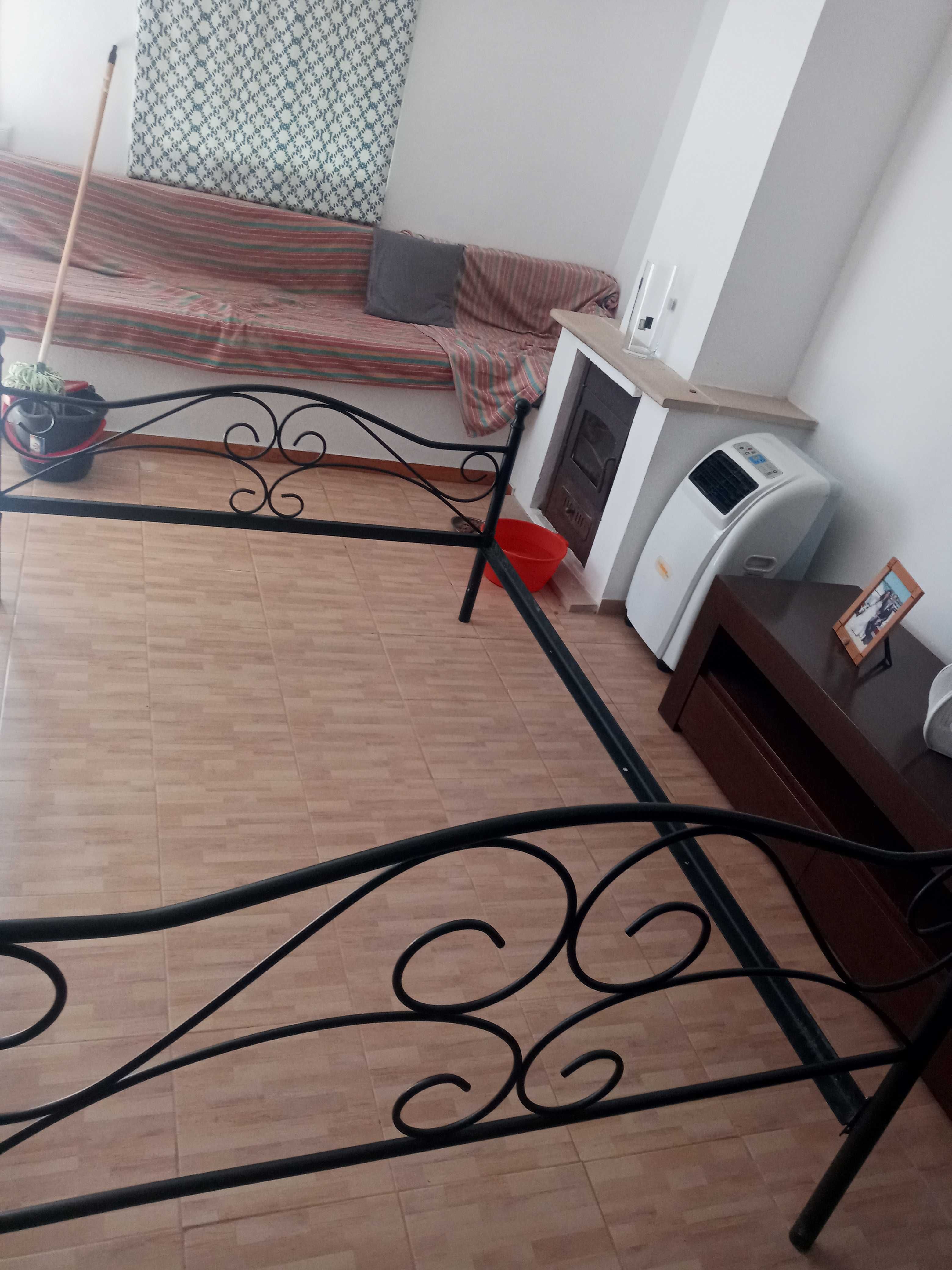 Cama de casal em ferro preta em bom estado medida 1.40x2.00
