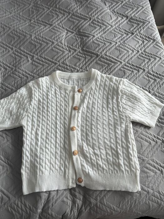 Sweter dzianinowy z krótkimi rękawami i guzikami
