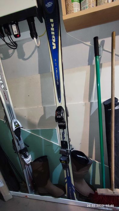 Narty marki VOLKL dla osoby około 180 cm wzrostu.