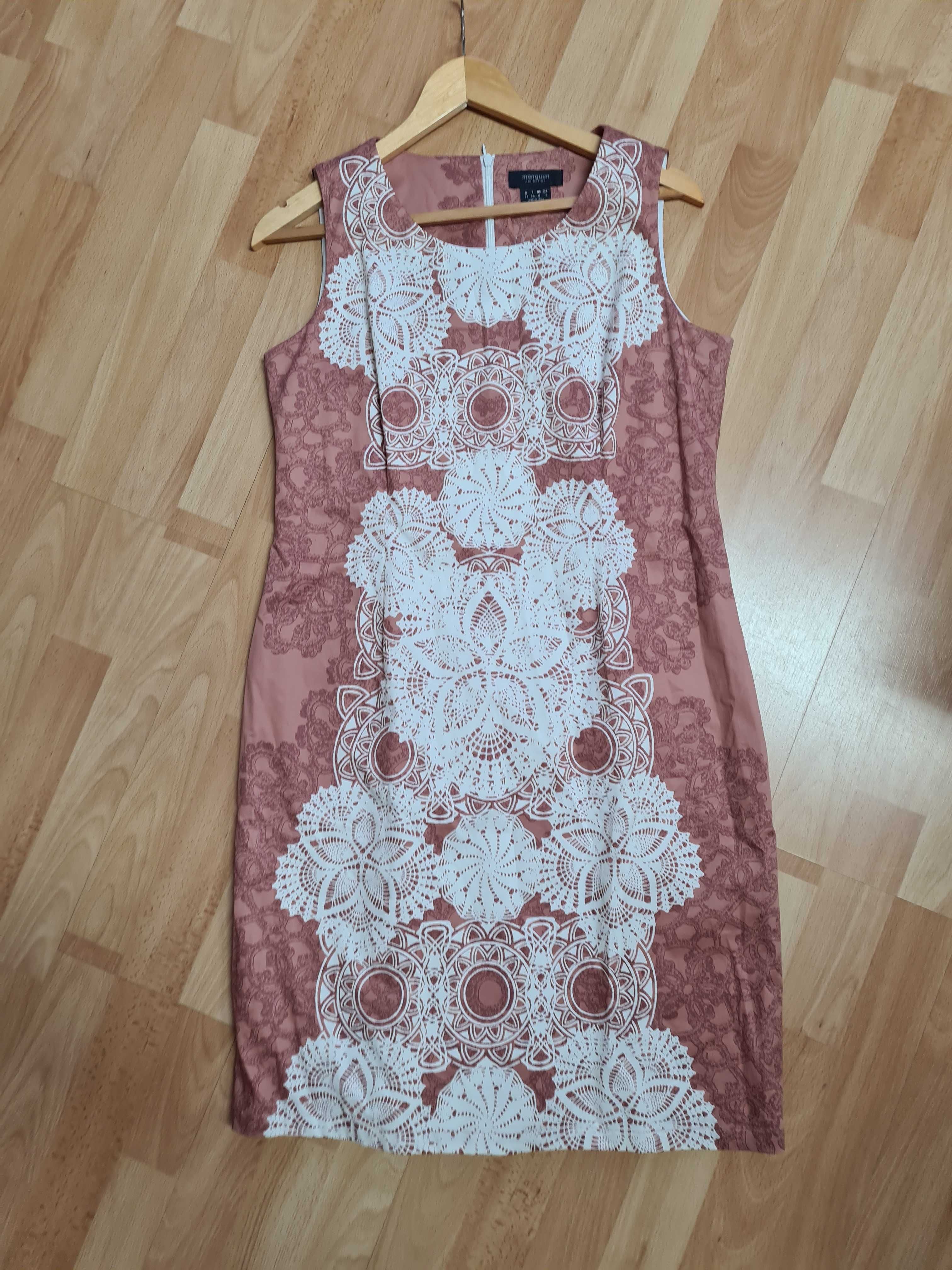 Sukienka Magnum 44 dopasowana xl różowa xxl elegancka ornamenty