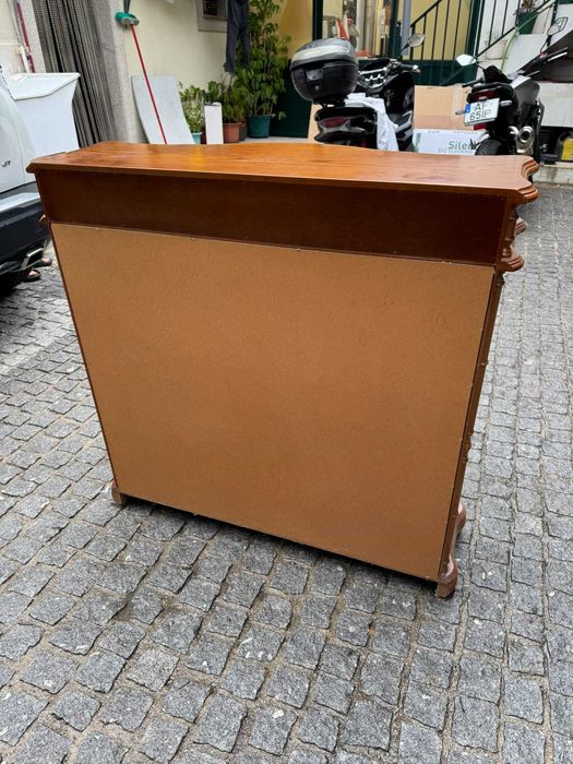 Vitrina em madeira com vidro