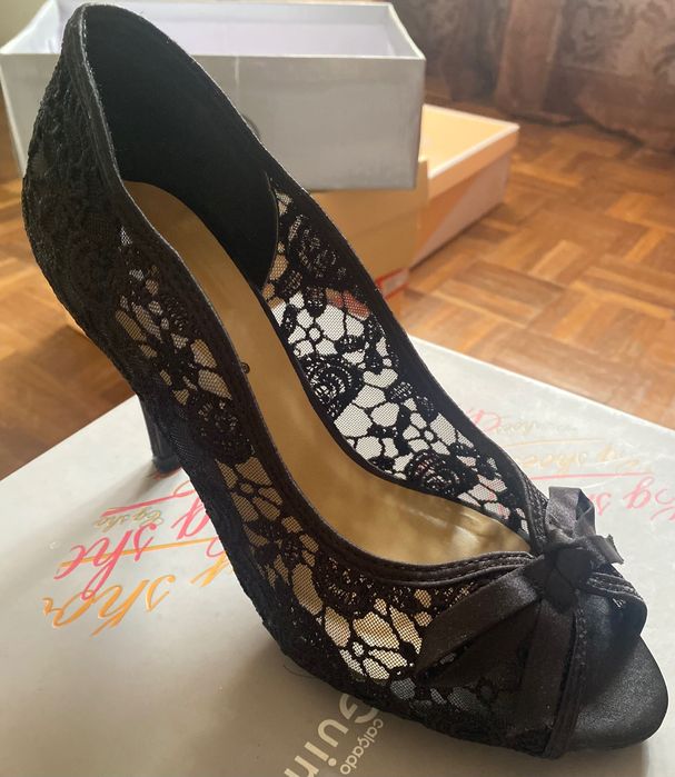 Sandálias pretas em renda