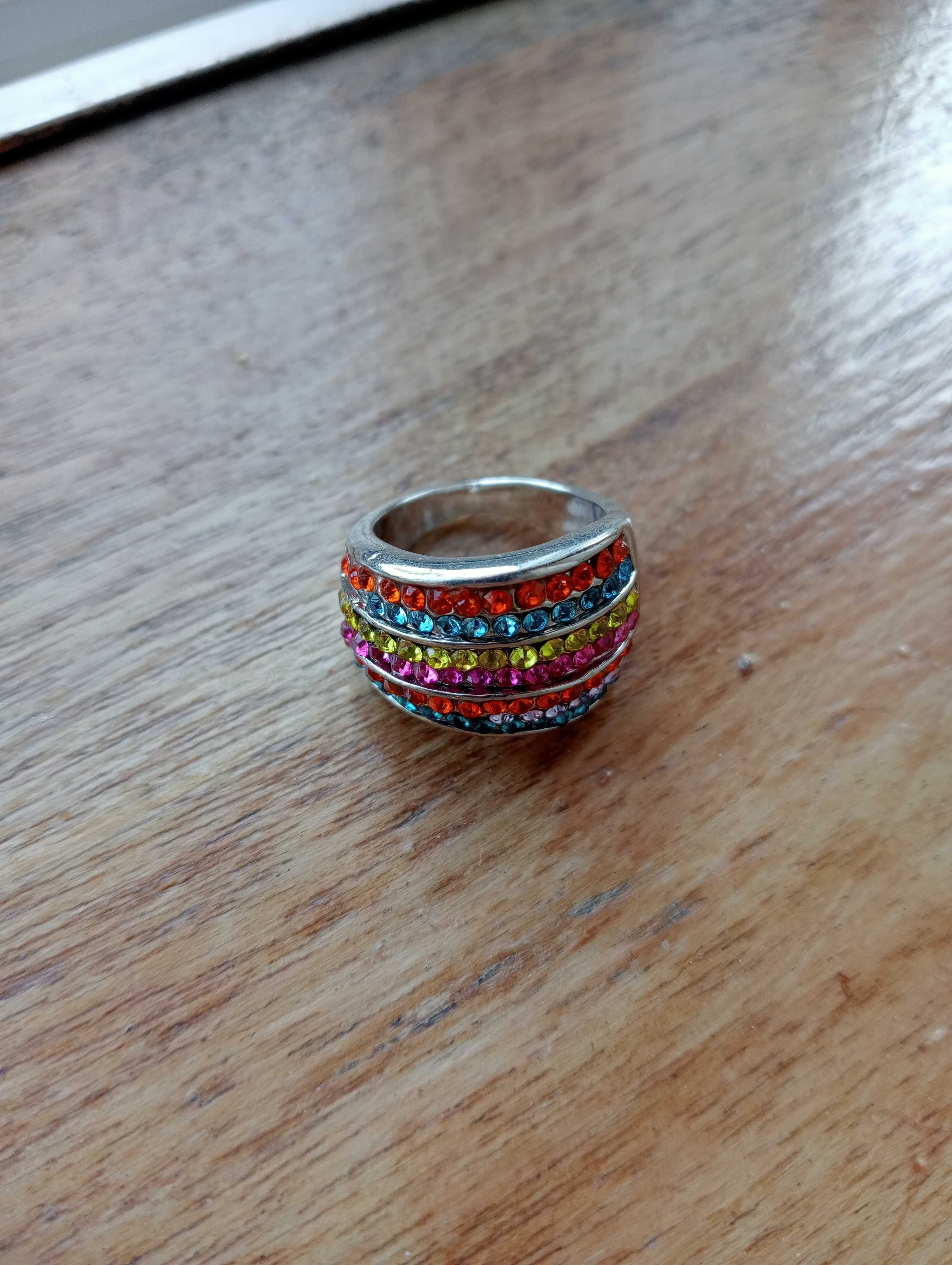 Anel com pedras coloridas