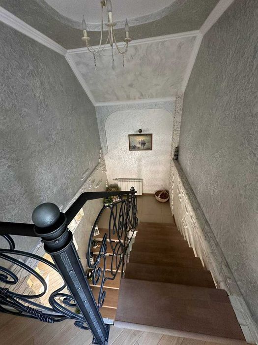 Продаж будинку з ремонтом, з подвір'ям Винники