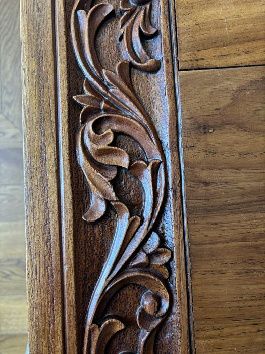 drewniana ława z marmurem