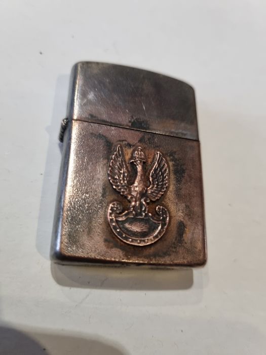 Zapalniczka z orzełkiem w koronie sygnowana