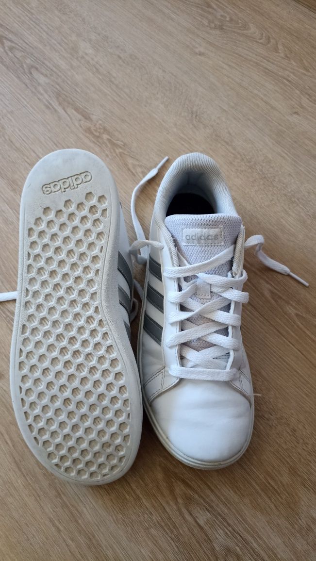 Ténis adidas 37 1/2 brancos
