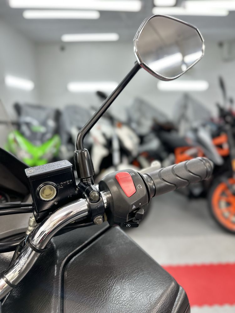 скутер Suzuki Skywave 250 в ідеальному стані тільки з Японії