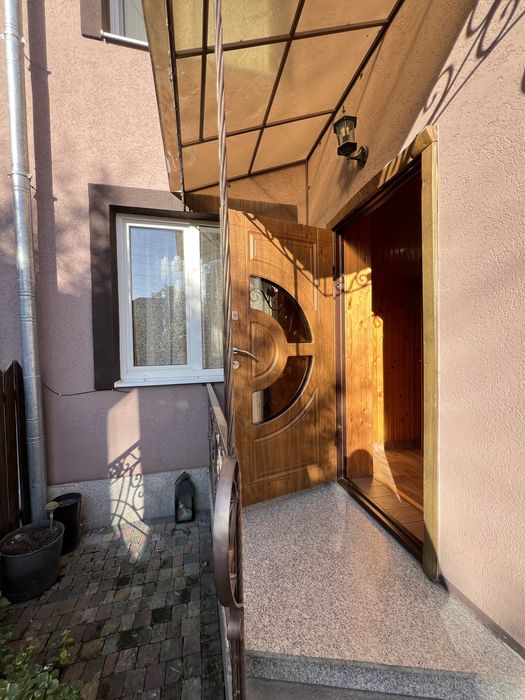 Півособняк із земельною ділянкою поруч центру міста