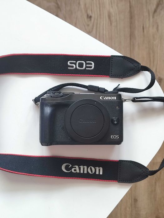 Body Canon EOS M6 bezlusterkowiec w kolorze czarno-ciemno szarym