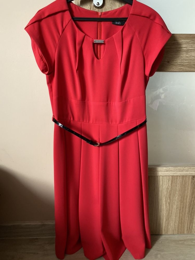Czerwona sukienka z paskiem L