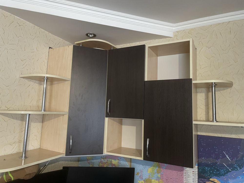Продається ліжко стіл та тумби