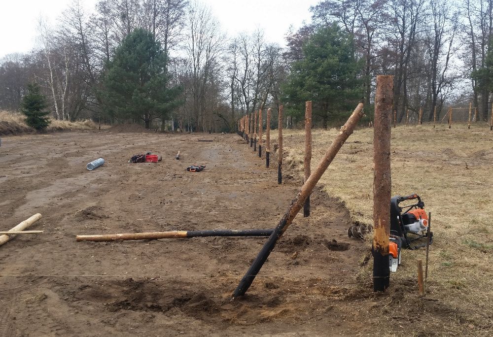 stemple, słupki, kołki, ogrodzenie tymczasowe budowlane