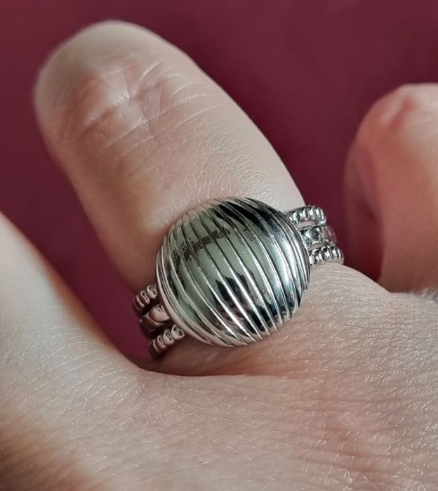 Anel prateado, em aço, com meia bola riscada. Ajustável