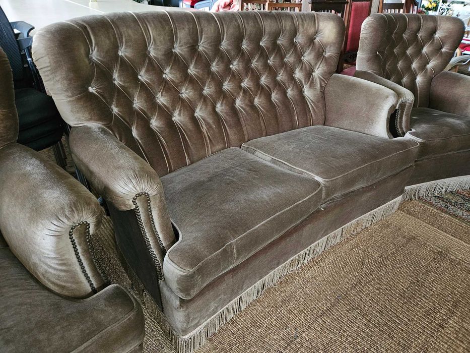 Sofá antigo de dois lugares em veludo - Sem qualquer zona rasgad