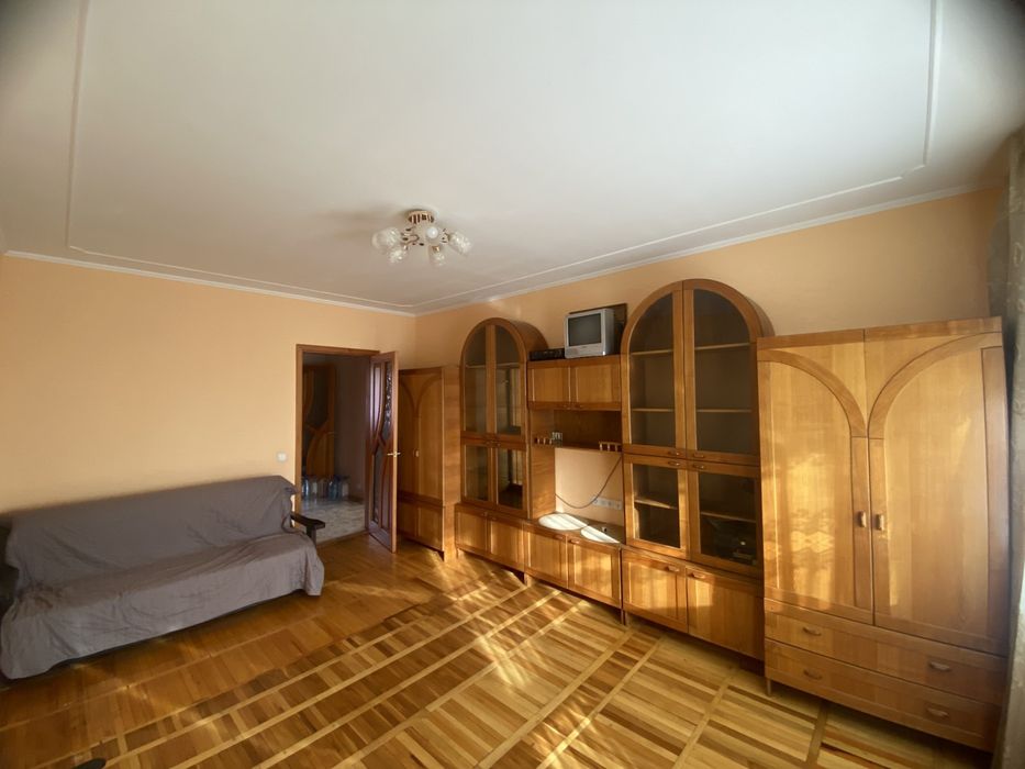 Продам 2-х кімнатну квартиру з меблями, технікою, гаражом