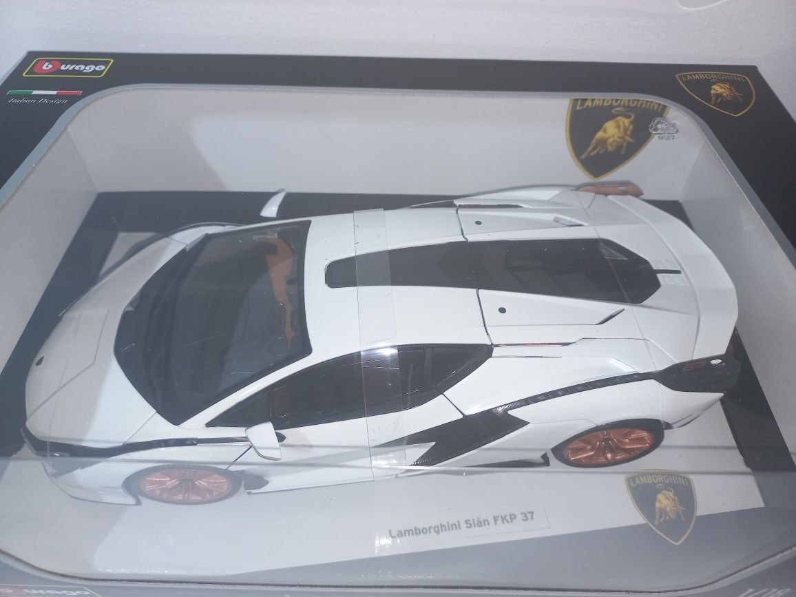 Bburago Lamborghini Sian FKP 37 biały, skala 1:18.