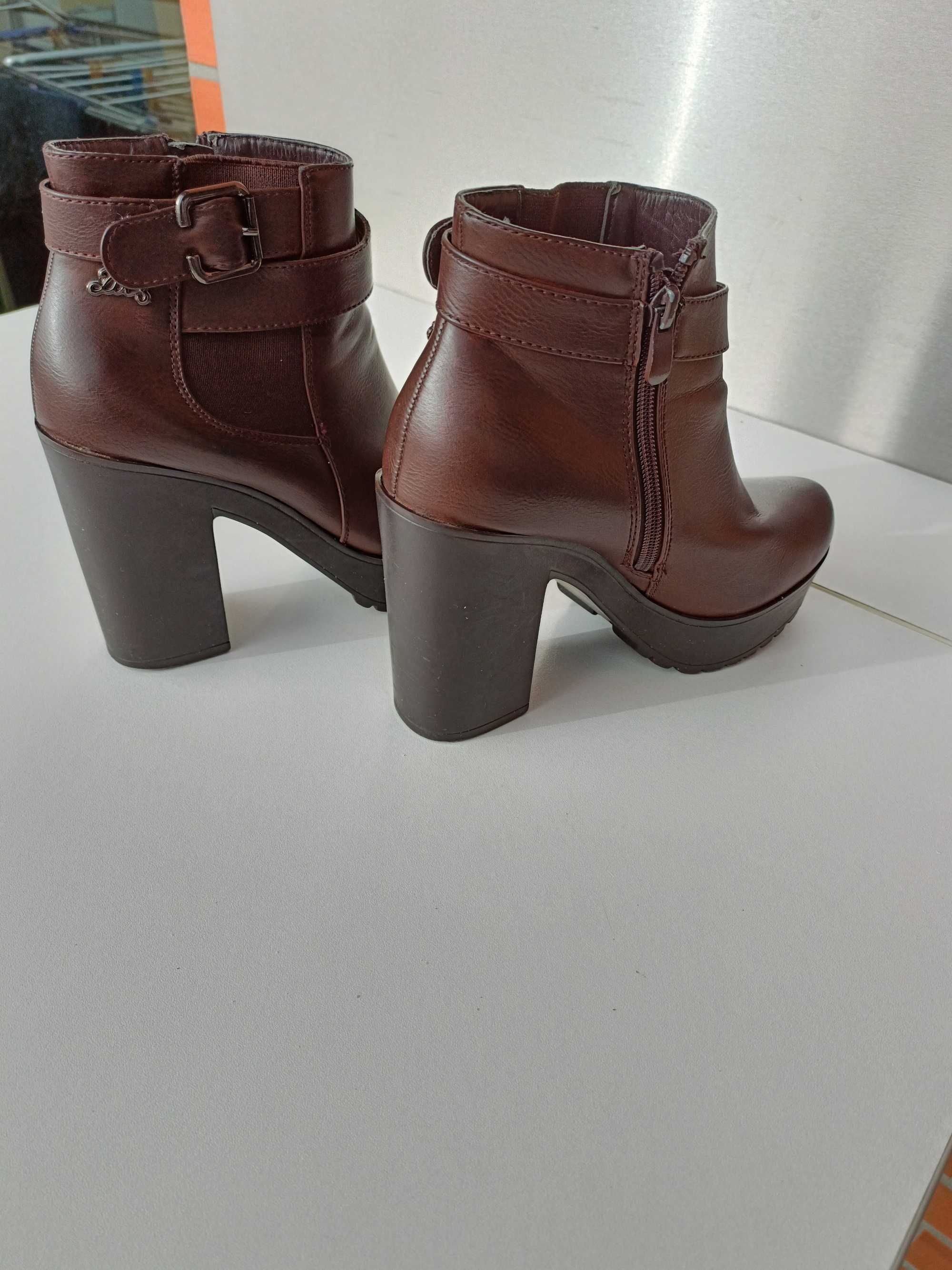 Botas pelo tornozelo da Lois