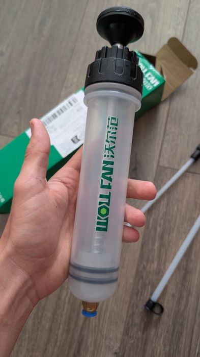 Шприц для заливки або відсмоктування масла 200 мл