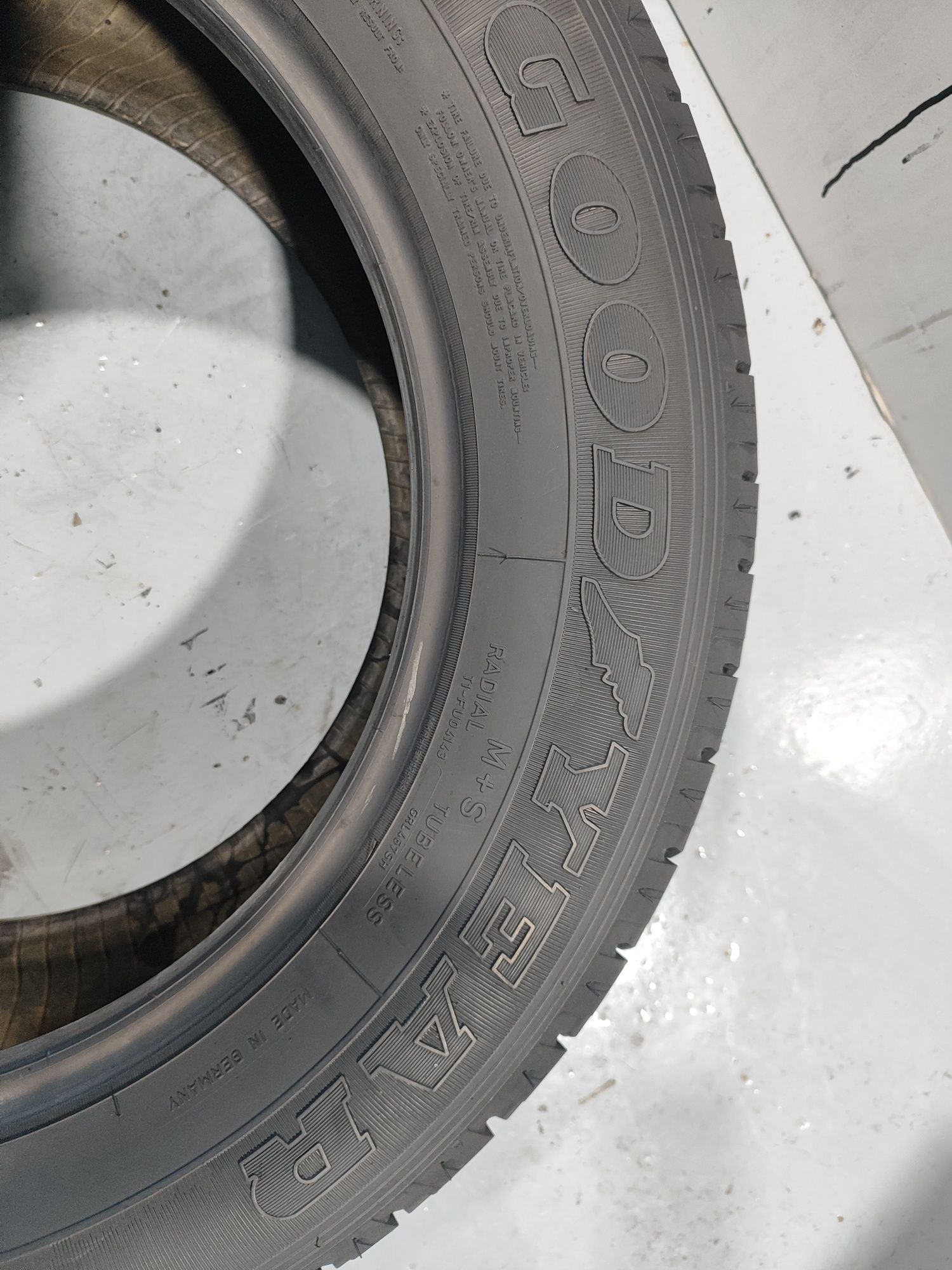 2 pneus como novos 255-60R18 Good year - Oferta dos Portes