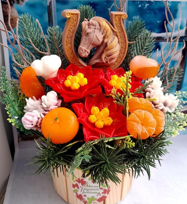 Мило,букети новорічні.коні мандарини