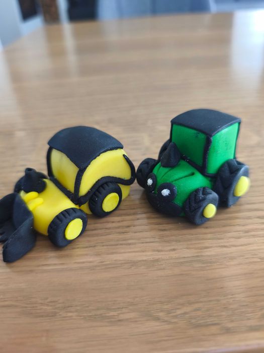 Traktor i koparka z masy cukrowej na tort