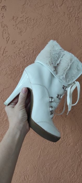 Зимние ботинки на каблуке, внутри мех, на 37 размер, стелька 24 см