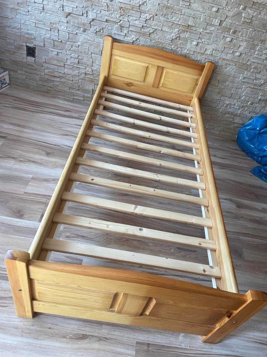 Łóżko drewniane (sosna) 90x200 cm stan bardzo dobry