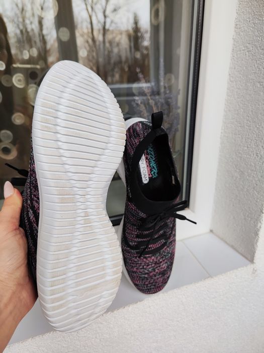 Нові легенькі кросівки