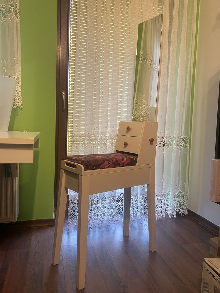 Komoda z lustrem 20 cm na 146 cm