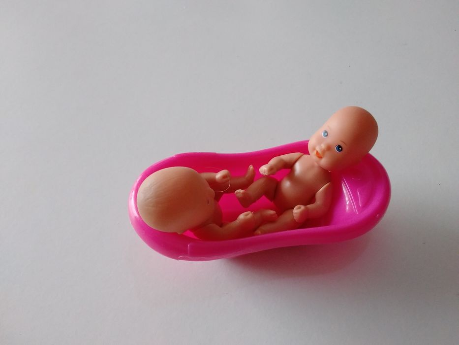 Brinquedos: 2 bebés com baloiço e banheira.