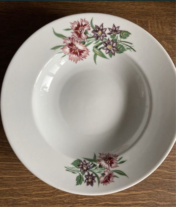 Тарелки глубокие 8 штук , новые .