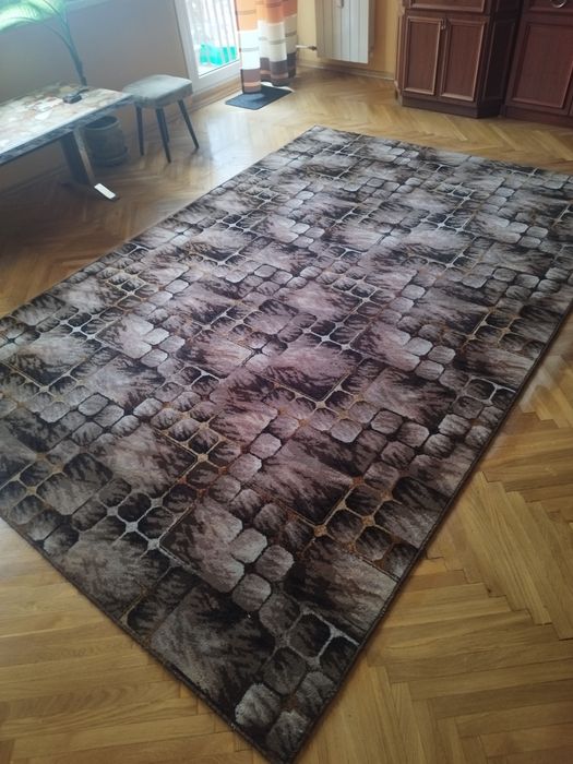 Dywan w ciemnych kolorach