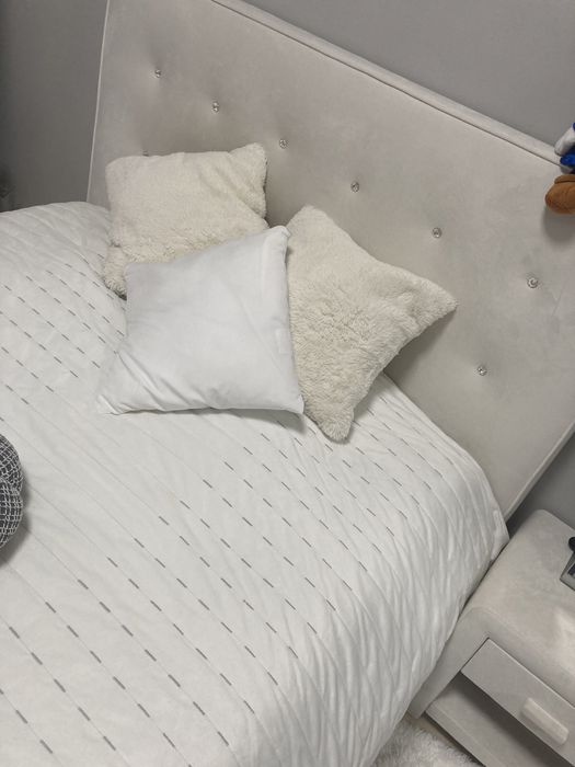 Lozko , materac, szafka nocna  biala satyna