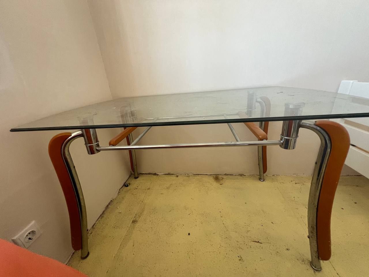 Продам стеклянный стол