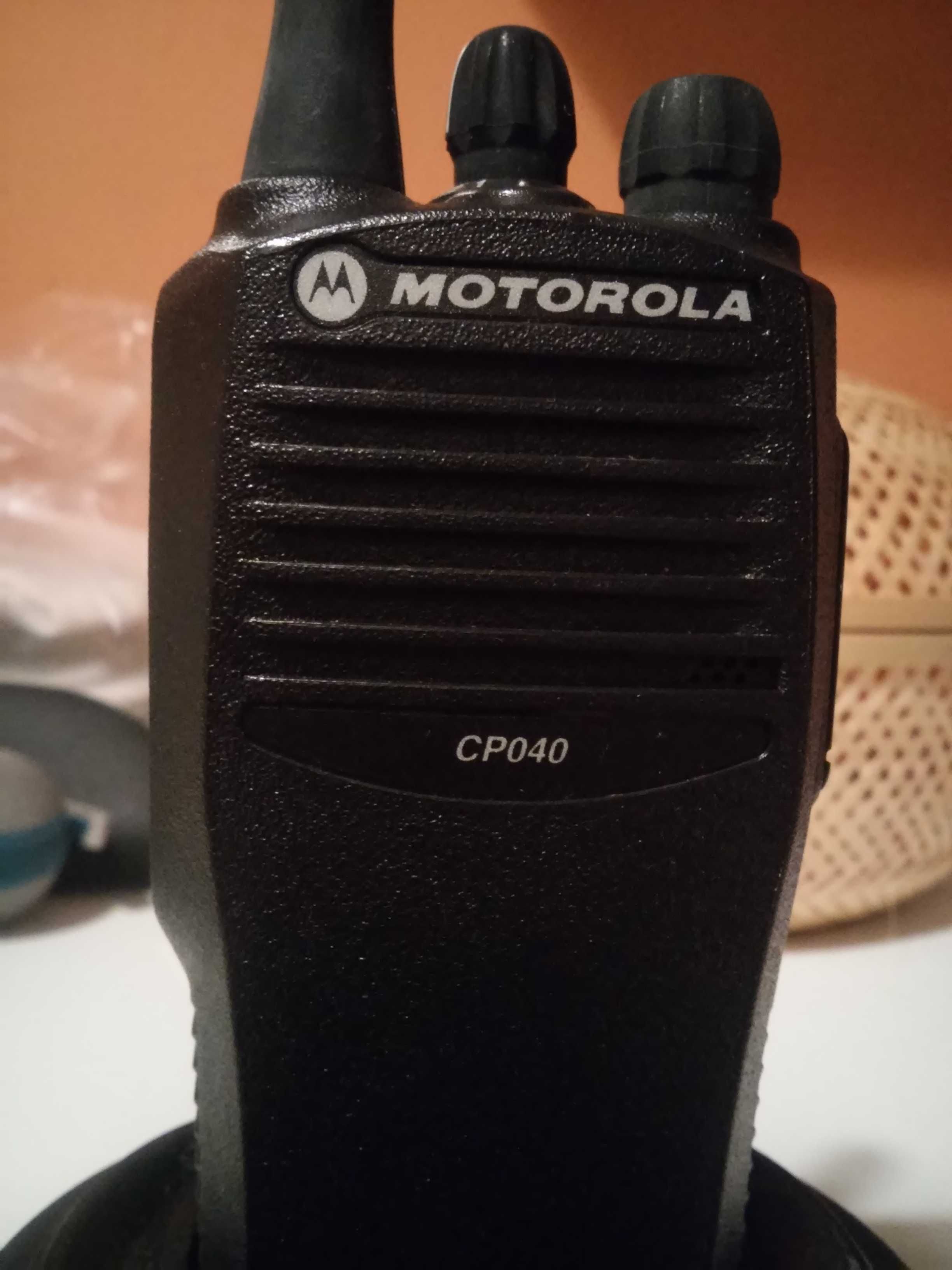Rádio Motorola CP040 como novo com base de carregamento