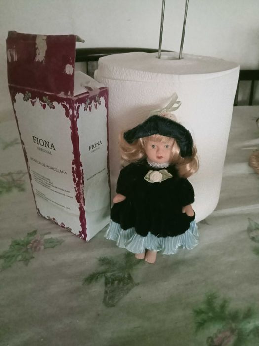Boneca em porcelana nova